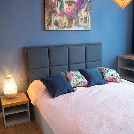 Apartament Niebieski - Okrzei เคียลเซ ภายนอก รูปภาพ