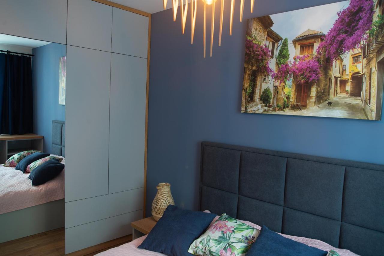Apartament Niebieski - Okrzei เคียลเซ ภายนอก รูปภาพ
