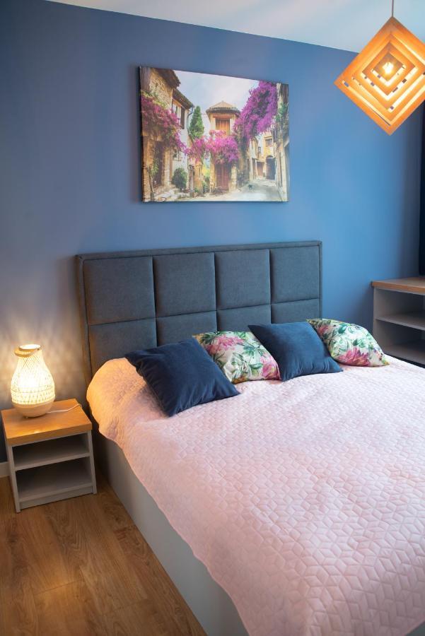 Apartament Niebieski - Okrzei เคียลเซ ภายนอก รูปภาพ